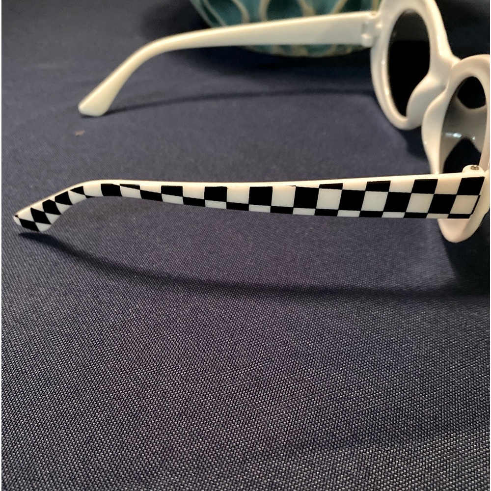 NEW BLACK AND WHITE CLOUT SUNGLASSES - Picture 2 of 2